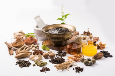 Hint Ayurvedik diyet ek Chyawanprash denilen / chyavanaprasha pişmiş şeker, bal, ghee, Hint bektaşi üzümü (amla), reçel, Tahin, çilek, otlar ve çeşitli baharat karışımıdır