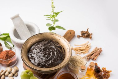 Hint Ayurvedik diyet ek Chyawanprash denilen / chyavanaprasha pişmiş şeker, bal, ghee, Hint bektaşi üzümü (amla), reçel, Tahin, çilek, otlar ve çeşitli baharat karışımıdır