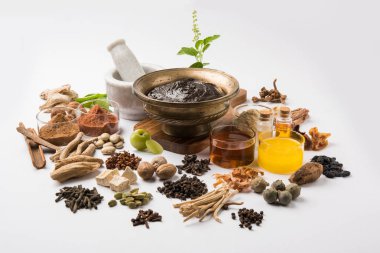 Hint Ayurvedik diyet ek Chyawanprash denilen / chyavanaprasha pişmiş şeker, bal, ghee, Hint bektaşi üzümü (amla), reçel, Tahin, çilek, otlar ve çeşitli baharat karışımıdır