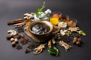 Hint Ayurvedik diyet ek Chyawanprash denilen / chyavanaprasha pişmiş şeker, bal, ghee, Hint bektaşi üzümü (amla), reçel, Tahin, çilek, otlar ve çeşitli baharat karışımıdır