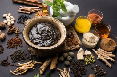 Hint Ayurvedik diyet ek Chyawanprash denilen / chyavanaprasha pişmiş şeker, bal, ghee, Hint bektaşi üzümü (amla), reçel, Tahin, çilek, otlar ve çeşitli baharat karışımıdır