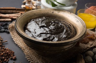 Hint Ayurvedik diyet ek Chyawanprash denilen / chyavanaprasha pişmiş şeker, bal, ghee, Hint bektaşi üzümü (amla), reçel, Tahin, çilek, otlar ve çeşitli baharat karışımıdır