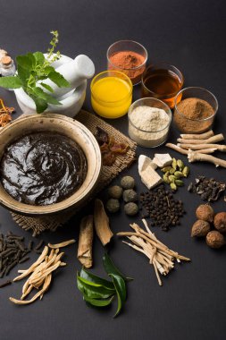 Hint Ayurvedik diyet ek Chyawanprash denilen / chyavanaprasha pişmiş şeker, bal, ghee, Hint bektaşi üzümü (amla), reçel, Tahin, çilek, otlar ve çeşitli baharat karışımıdır