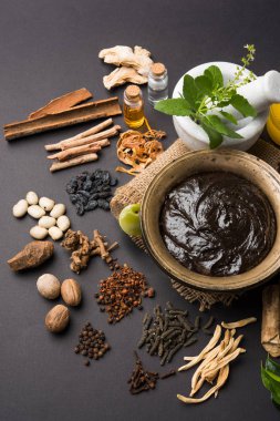 Hint Ayurvedik diyet ek Chyawanprash denilen / chyavanaprasha pişmiş şeker, bal, ghee, Hint bektaşi üzümü (amla), reçel, Tahin, çilek, otlar ve çeşitli baharat karışımıdır