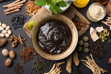Hint Ayurvedik diyet ek Chyawanprash denilen / chyavanaprasha pişmiş şeker, bal, ghee, Hint bektaşi üzümü (amla), reçel, Tahin, çilek, otlar ve çeşitli baharat karışımıdır