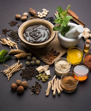 Hint Ayurvedik diyet ek Chyawanprash denilen / chyavanaprasha pişmiş şeker, bal, ghee, Hint bektaşi üzümü (amla), reçel, Tahin, çilek, otlar ve çeşitli baharat karışımıdır