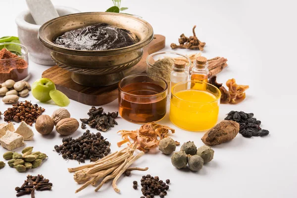 Suplemen makanan Ayurveda India yang disebut Chyawanprash / chyavanaprasha adalah campuran gula, madu, ghee, Gooseberry India (amla), selai, minyak wijen, buah beri, herbal dan berbagai rempah-rempah — Stok Foto
