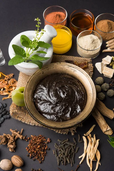 Ινδική Ayurvedic συμπλήρωμα διατροφής που ονομάζεται Chyawanprash / chyavanaprasha είναι ένα μαγειρευμένο μίγμα από ζάχαρη, μέλι, γκι, ινδική Φραγκοστάφυλο (amla), μαρμελάδα, σησαμέλαιο, μούρα, βότανα και διάφορα μπαχαρικά — Φωτογραφία Αρχείου