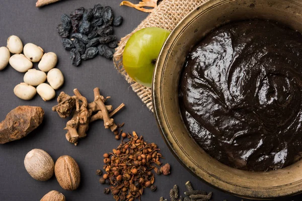 Hint Ayurvedik diyet ek Chyawanprash denilen / chyavanaprasha pişmiş şeker, bal, ghee, Hint bektaşi üzümü (amla), reçel, Tahin, çilek, otlar ve çeşitli baharat karışımıdır