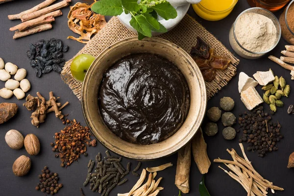Suplemento dietético ayurvédico indio llamado Chyawanprash / chyavanaprasha es una mezcla cocida de azúcar, miel, ghee, grosella (amla), mermelada, aceite de sésamo, bayas, hierbas y varias especias — Foto de Stock