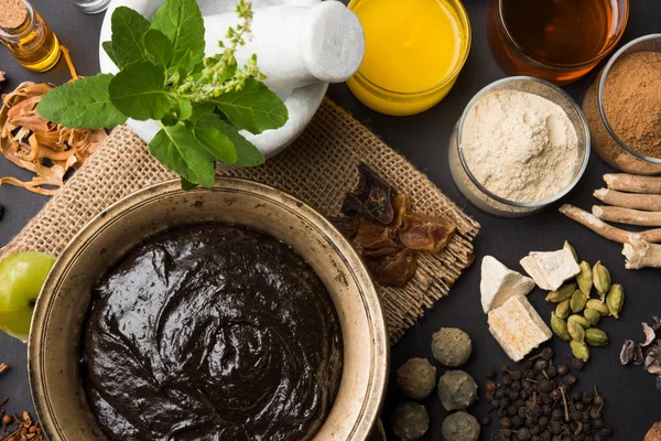 Supplément alimentaire ayurvédique indien appelé Chyawanprash / chyavanaprasha est un mélange cuit de sucre, miel, ghee, groseille à maquereau indienne (amla), confiture, huile de sésame, baies, herbes et diverses épices — Photo