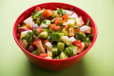 Hint yeşil salata olarak da bilinen Kachumber taze doğranmış domates, salatalık, soğan, biber bazen, oluşan ve Hint mutfağı ve renkli salata yemektir. seçici odak