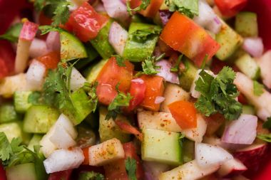 Hint yeşil salata olarak da bilinen Kachumber taze doğranmış domates, salatalık, soğan, biber bazen, oluşan ve Hint mutfağı ve renkli salata yemektir. seçici odak