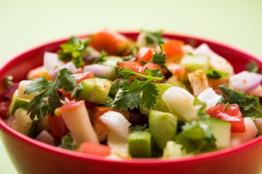 Hint yeşil salata olarak da bilinen Kachumber taze doğranmış domates, salatalık, soğan, biber bazen, oluşan ve Hint mutfağı ve renkli salata yemektir. seçici odak