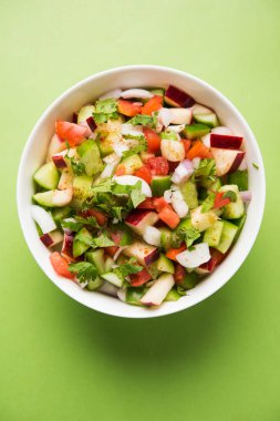Hint yeşil salata olarak da bilinen Kachumber taze doğranmış domates, salatalık, soğan, biber bazen, oluşan ve Hint mutfağı ve renkli salata yemektir. seçici odak