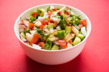 Hint yeşil salata olarak da bilinen Kachumber taze doğranmış domates, salatalık, soğan, biber bazen, oluşan ve Hint mutfağı ve renkli salata yemektir. seçici odak