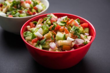 Hint yeşil salata olarak da bilinen Kachumber taze doğranmış domates, salatalık, soğan, biber bazen, oluşan ve Hint mutfağı ve renkli salata yemektir. seçici odak