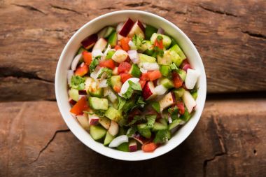 Hint yeşil salata olarak da bilinen Kachumber taze doğranmış domates, salatalık, soğan, biber bazen, oluşan ve Hint mutfağı ve renkli salata yemektir. seçici odak