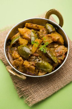 Hint baingan veya baigan ve aalu sabzi / Aloo Baingan tarifi / Hint baharatlı patlıcan ve patates köri, kadhai veya beyaz kase, seçici odak servis