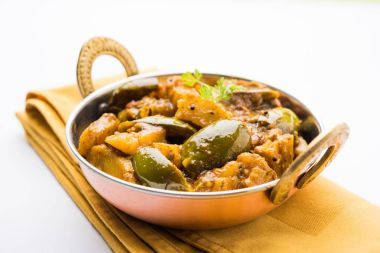 Hint baingan veya baigan ve aalu sabzi / Aloo Baingan tarifi / Hint baharatlı patlıcan ve patates köri, kadhai veya beyaz kase, seçici odak servis