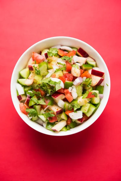 印度绿色沙拉也称为 Kachumber 在印度菜组成的新鲜切碎的西红柿、 黄瓜、 洋葱和有时，辣椒是一个色彩丰富的色拉菜。选择性的焦点 — 图库照片