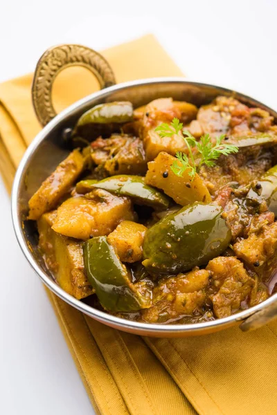 Indiai baingan vagy a baigan és a aalu sabzi / Aloo Baingan recept / indiai fűszeres padlizsán és burgonya curry, szolgált kadhai vagy fehér tál, szelektív összpontosít — Stock Fotó