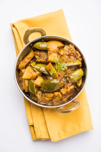 Indian baingan or baigan and aalu sabzi / Aloo Baingan Recipe / indian spicy eggplant and potato curry, served in kadhai or white bowl, selective focus — Stock Photo, Image