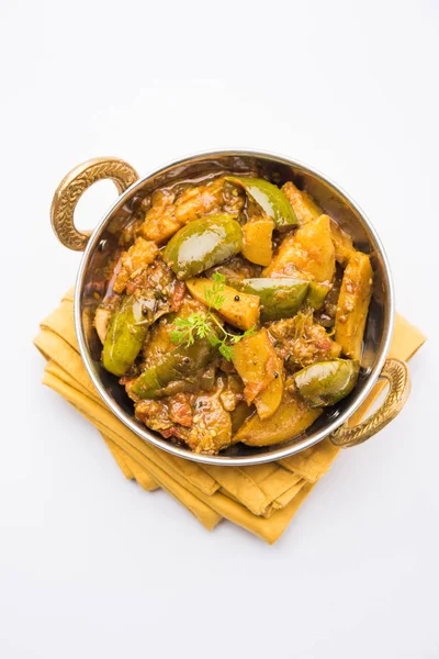 Baingan indiano o baigan e aalu sabzi / Aloo Baingan ricetta / indiano melanzane piccanti e curry di patate, servito in kadhai o ciotola bianca, messa a fuoco selettiva — Foto Stock