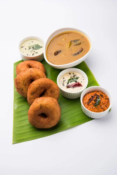 Comida indiana sul chamado vada sambar ou sambar vada ou wada, servido com coco, chutney verde e vermelho e café quente estilo indiano sul, foco seletivo — Fotografia de Stock