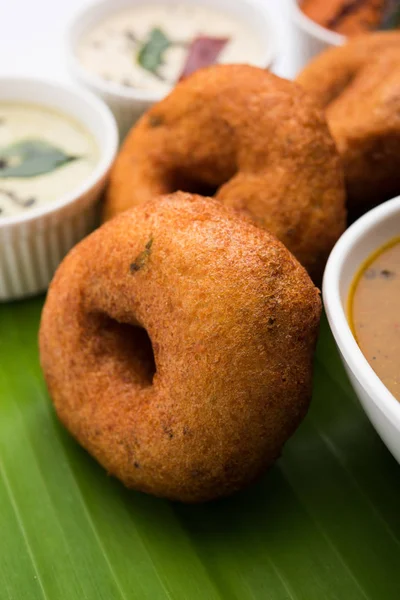 Makanan India selatan disebut vada sambar atau sambar vada atau wada, disajikan dengan kelapa, chutney hijau dan merah dan gaya India selatan kopi panas, fokus selektif — Stok Foto