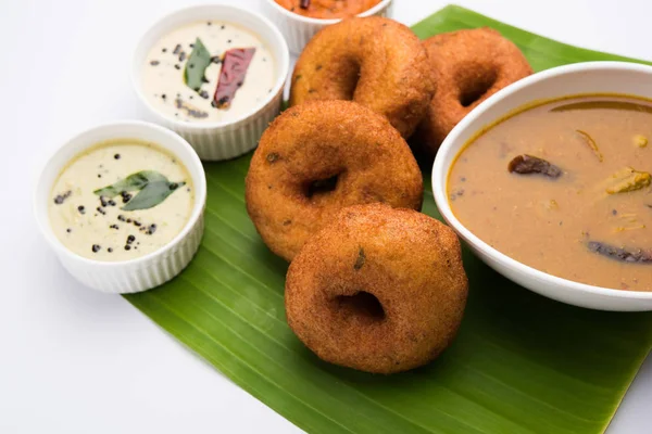 Makanan India selatan disebut vada sambar atau sambar vada atau wada, disajikan dengan kelapa, chutney hijau dan merah dan gaya India selatan kopi panas, fokus selektif — Stok Foto