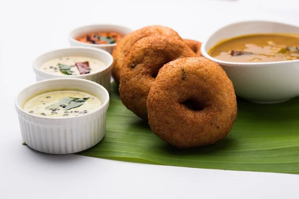 Makanan India selatan disebut vada sambar atau sambar vada atau wada, disajikan dengan kelapa, chutney hijau dan merah dan gaya India selatan kopi panas, fokus selektif — Stok Foto