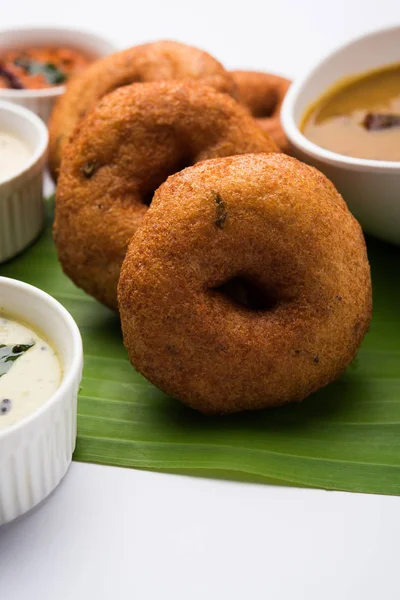 Södra Indiska mat kallas vada sambar eller sambar vada eller wada, serveras med kokos, grön och röd chutney och södra Indiska stil hett kaffe, selektivt fokus — Stockfoto