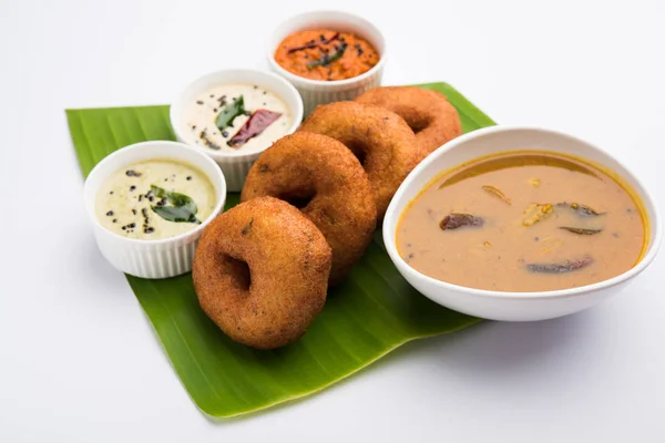 Södra Indiska mat kallas vada sambar eller sambar vada eller wada, serveras med kokos, grön och röd chutney och södra Indiska stil hett kaffe, selektivt fokus — Stockfoto