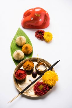 Hint Festivali - Modak denilen Hint yiyecek prasad ya da prashad olarak sunulan ya da chadhava yeşil üzerinde Lord Ganesha Ganesh Chaturthi Tarih için puja veya pooja thali ile yaprak ve çiçekleri ile süslenmiş