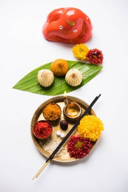 Bir modak bir Hint tatlı hamur tatlısı popüler Hindistan'ın birçok yerinde olduğunu. Marathi ve Konkani dili modak denir Gucerat dili dili, Malayalam dili, modhaka veya kadubu Kannada Kozhakkatta yanı sıra