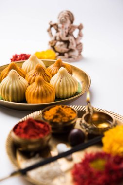 Bir modak bir Hint tatlı hamur tatlısı popüler Hindistan'ın birçok yerinde olduğunu. Marathi ve Konkani dili modak denir Gucerat dili dili, Malayalam dili, modhaka veya kadubu Kannada Kozhakkatta yanı sıra