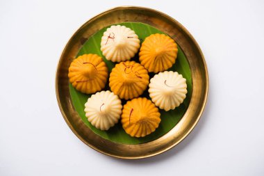 Bir modak bir Hint tatlı hamur tatlısı Hindistan'da popüler olduğunu. İsmi modak, Kozhakkatta, modhaka, kadubu, modhakam, kozhakkattai, kudumu. Hindistan cevizi ve jaggery oluşur, pirinç un, buğday khova ile