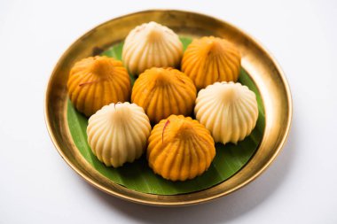 Bir modak bir Hint tatlı hamur tatlısı Hindistan'da popüler olduğunu. İsmi modak, Kozhakkatta, modhaka, kadubu, modhakam, kozhakkattai, kudumu. Hindistan cevizi ve jaggery oluşur, pirinç un, buğday khova ile