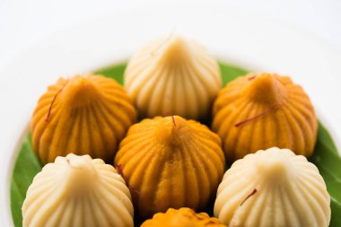 Bir modak bir Hint tatlı hamur tatlısı Hindistan'da popüler olduğunu. İsmi modak, Kozhakkatta, modhaka, kadubu, modhakam, kozhakkattai, kudumu. Hindistan cevizi ve jaggery oluşur, pirinç un, buğday khova ile