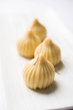 Bir modak bir Hint tatlı hamur tatlısı Hindistan'da popüler olduğunu. İsmi modak, Kozhakkatta, modhaka, kadubu, modhakam, kozhakkattai, kudumu. Hindistan cevizi ve jaggery oluşur, pirinç un, buğday khova ile