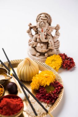 Bir modak bir Hint tatlı hamur tatlısı popüler Hindistan'ın birçok yerinde olduğunu. Marathi ve Konkani dili modak denir Gucerat dili dili, Malayalam dili, modhaka veya kadubu Kannada Kozhakkatta yanı sıra
