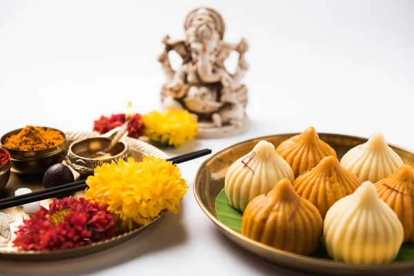 Een modak is een Indiase zoete knoedel populair in vele delen van India. Het heet modak in Marathi en Konkani evenals Gujarati language, Kozhakkatta in kadubu in Kannada, Malayalam en modhaka — Stockfoto