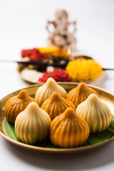 Un modak est une boulette sucrée indienne populaire dans de nombreuses régions de l'Inde. Il est appelé modak en marathi et Konkani ainsi que la langue gujarati, Kozhakkatta en malayalam, modhaka ou kadubu en kannada — Photo