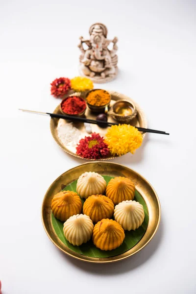 Een modak is een Indiase zoete knoedel populair in vele delen van India. Het heet modak in Marathi en Konkani evenals Gujarati language, Kozhakkatta in kadubu in Kannada, Malayalam en modhaka — Stockfoto