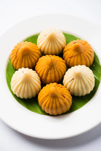 A modak ist ein süßer indischer Knödel, der in Indien sehr beliebt ist. Es wird modak, kozhakkatta, modhaka, kadubu, modhakam, kozhakkattai, kudumu genannt. aus Kokosnuss und Jaggery, Reismehl, Weizen mit Khova — Stockfoto