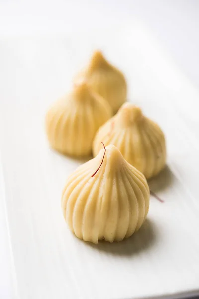 Un modak es un dumpling dulce indio popular en la India. Se llama modak, Kozhakkatta, modhaka, kadubu, modhakam, kozhakkattai, kudumu. hecho de coco y jaggery, harina de arroz, trigo con khova — Foto de Stock