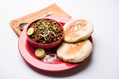 Hint Masala Kheema Pav veya khima veya kuru baharatlı kıyılmış et genellikle Hint düz ekmek ile servis yeşil bezelye ile süslenmiş kulcha/roti/chapati, aradı. Seçici odak