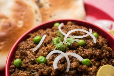 Hint Masala Kheema Pav veya khima veya kuru baharatlı kıyılmış et genellikle Hint düz ekmek ile servis yeşil bezelye ile süslenmiş kulcha/roti/chapati, aradı. Seçici odak