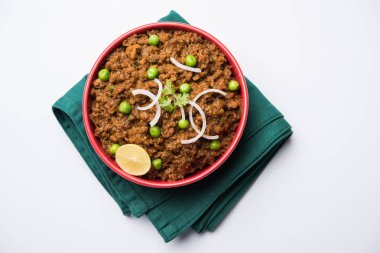 Hint Masala Kheema Pav veya khima veya kuru baharatlı kıyılmış et genellikle Hint düz ekmek ile servis yeşil bezelye ile süslenmiş kulcha/roti/chapati, aradı. Seçici odak